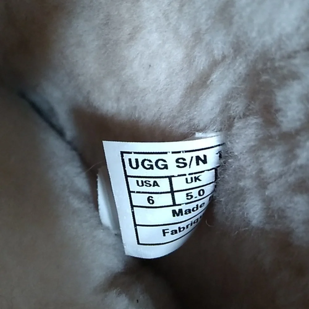 SALE! Auth UGG Silver Sequined Boots Gently Worn Sz.6 Can Fit Bigger (X-339) - Picture 5 of 8